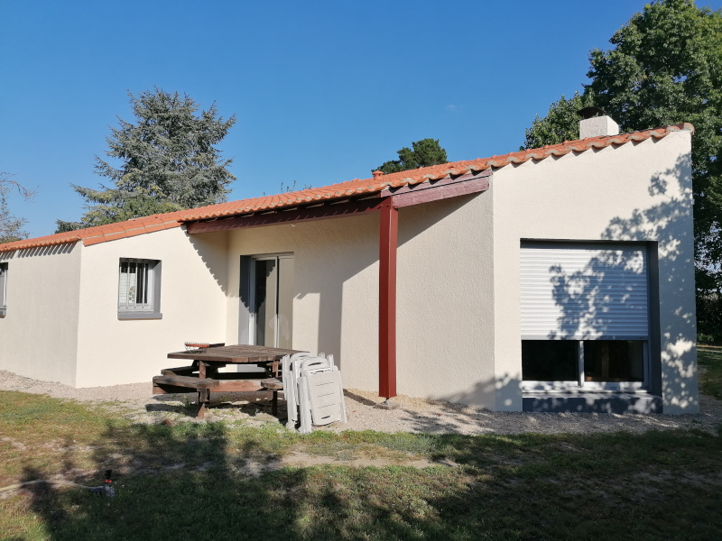 Façade de maison rénovée par Aunis Façades avec enduit clair