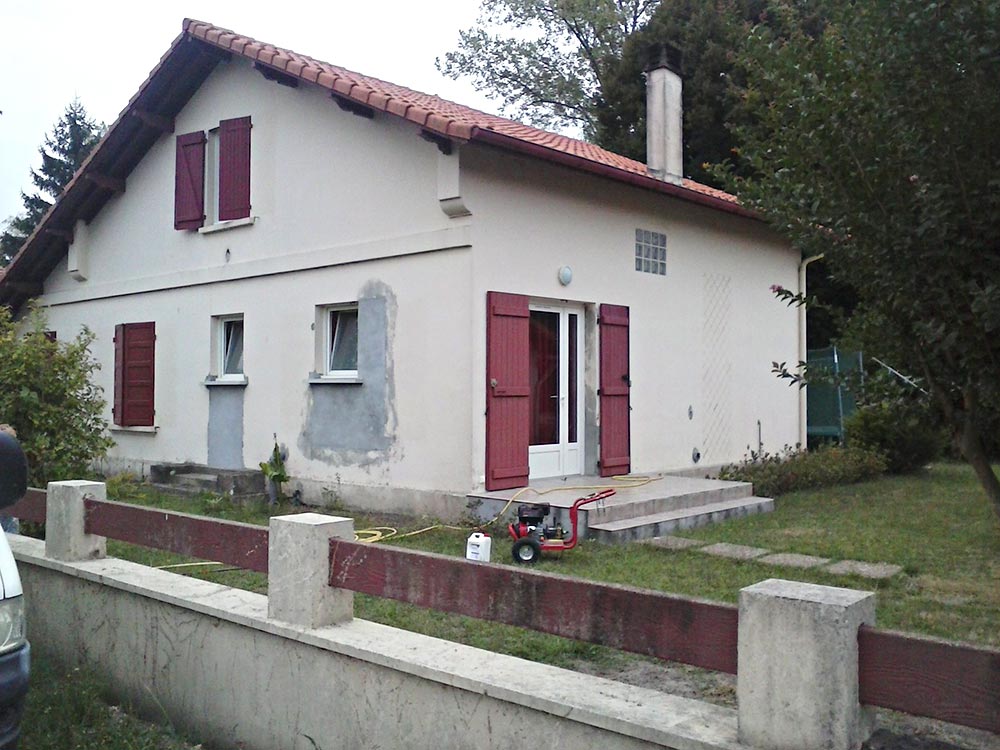 Ravalement de façade maison avant travaux par Aunis Façades