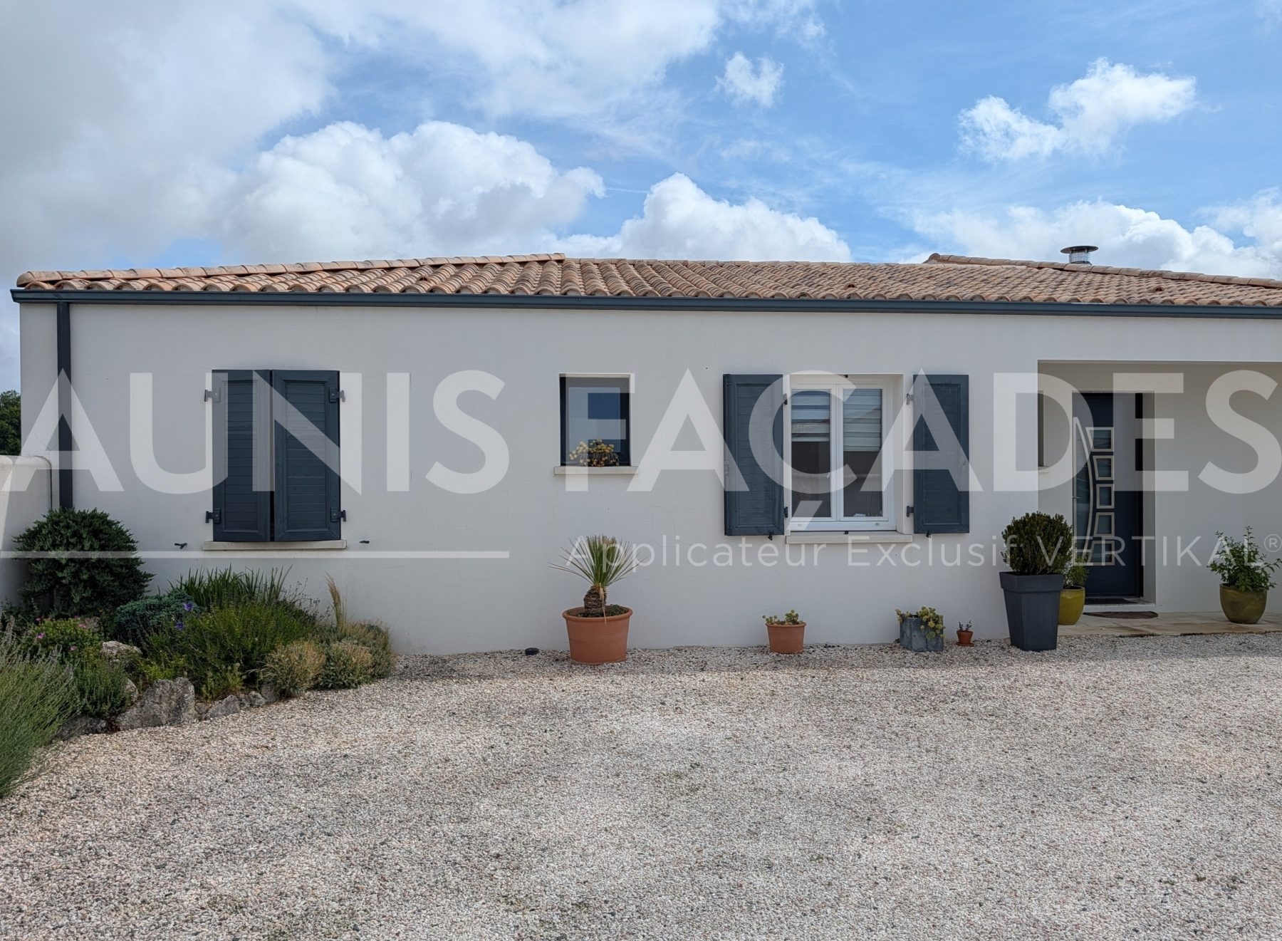 Façade de maison enduite gris clair avec volets bleus Aunis Façades