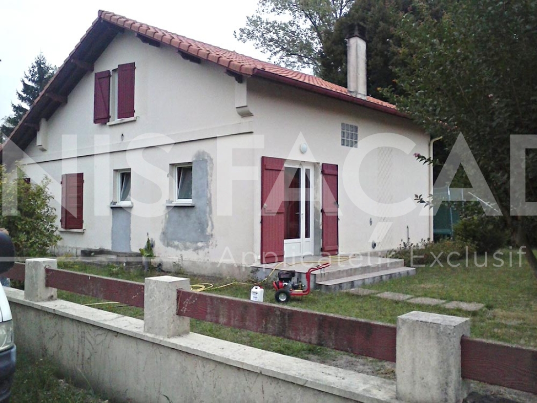 Ravalement de façade maison avec enduit en cours, Aunis Façades
