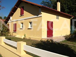 Ravalement de façade d’une maison, peinture jaune et volets rouges Aunis Façades