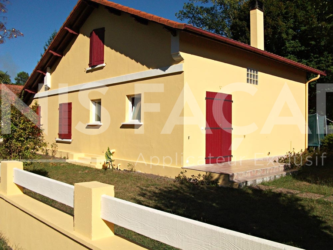 Ravalement de façade d’une maison, peinture jaune et volets rouges Aunis Façades
