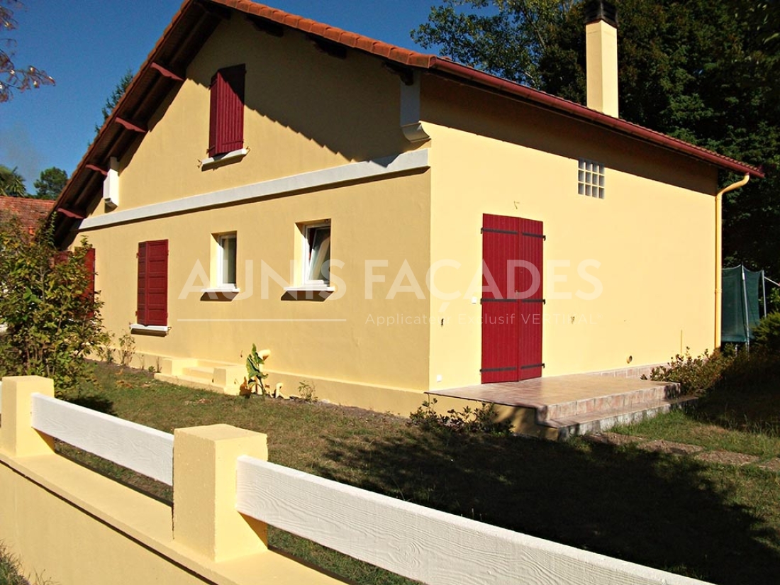 Ravalement de façade maison enduit beige et volets rouges Aunis Façades
