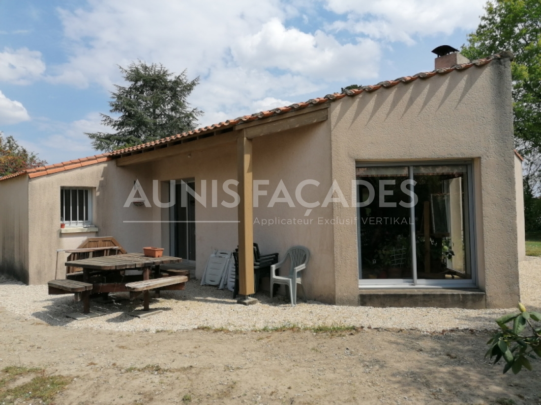 Façade de maison enduite avec baie vitrée, Aunis Façades